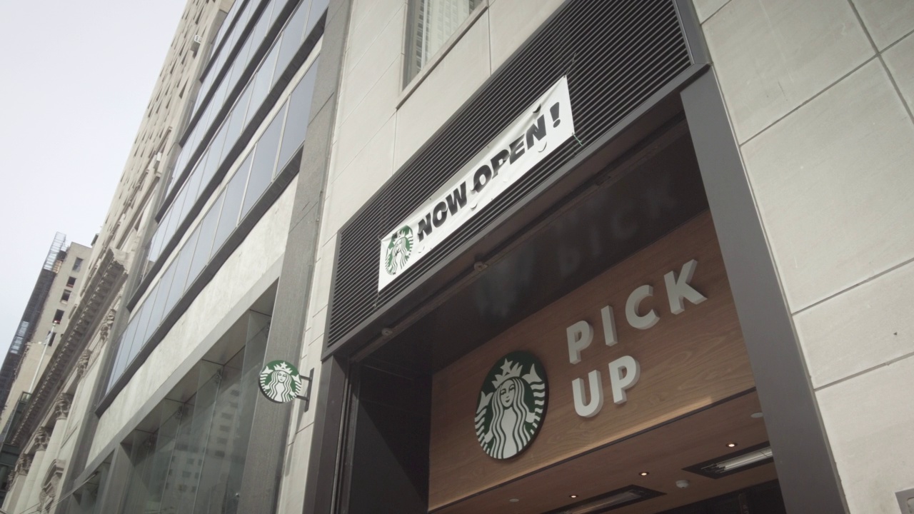 位于曼哈顿第五大道和第42街的星巴克咖啡店视频下载