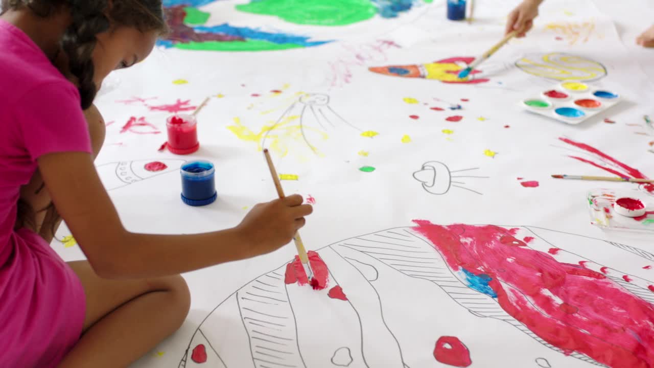 在小学课程期间，为学生在画布上进行绘画和艺术创作。多样化的孩子在学习全球知识的同时，具有创造性和乐趣视频下载