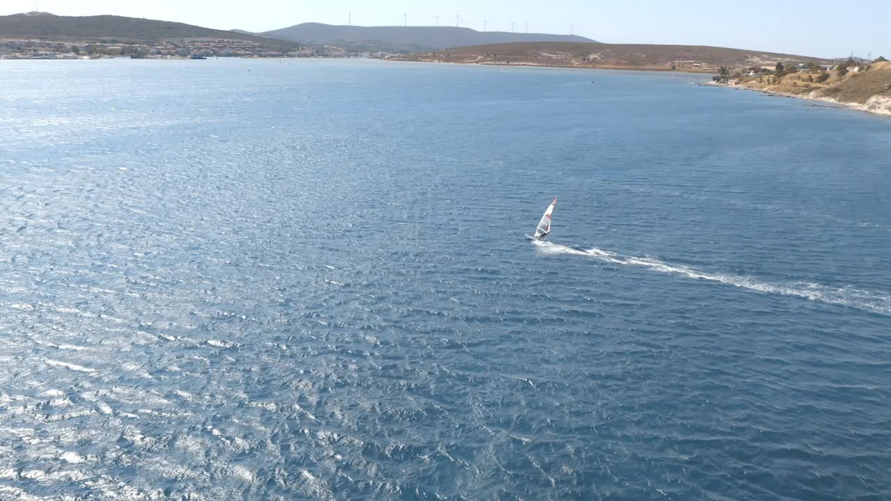 蓝海风帆冲浪者视频素材