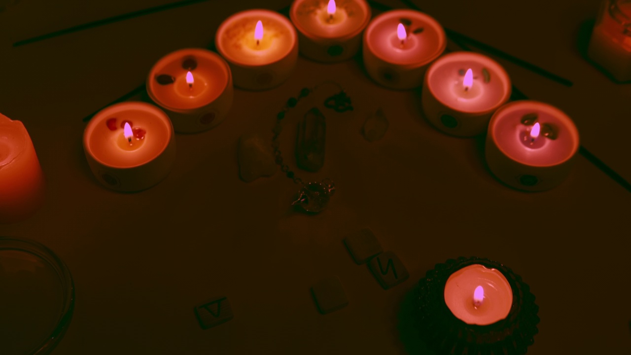 神秘神秘的仪式用蜡烛，水晶，符文和石英钟摆。视频素材