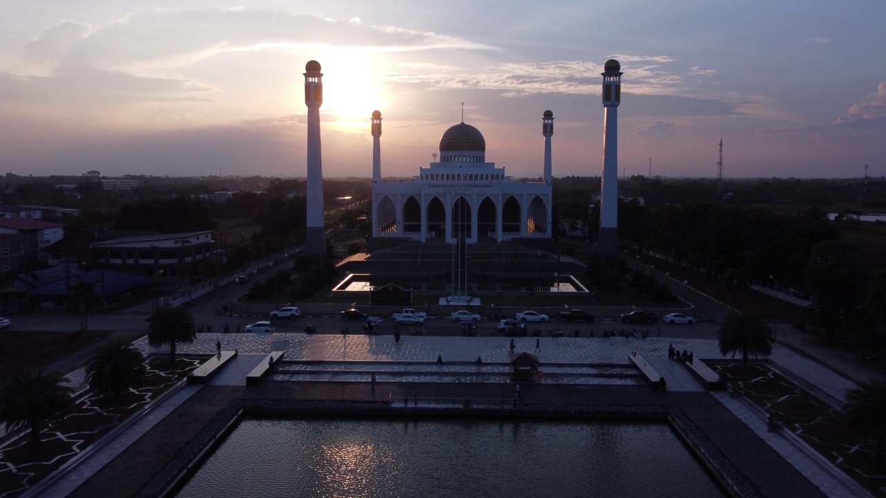 在Songkhla中央清真寺的美丽的日落天空的4K景观视频素材