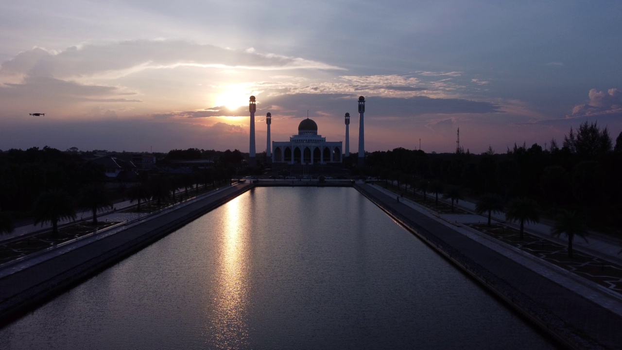 在Songkhla中央清真寺的美丽的日落天空的4K景观视频素材