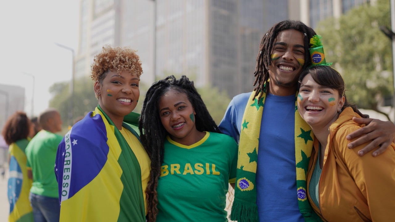 一群巴西朋友在户外的肖像视频素材