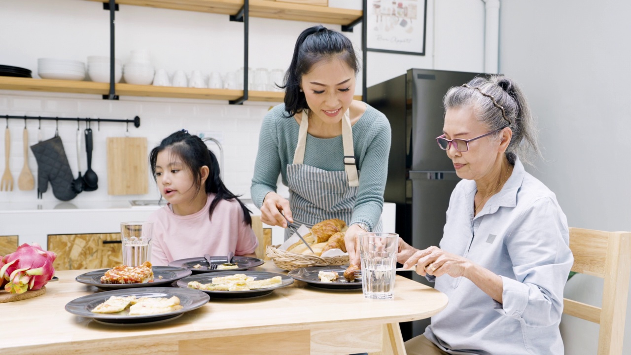 亚洲家庭在家里一起吃午饭视频下载