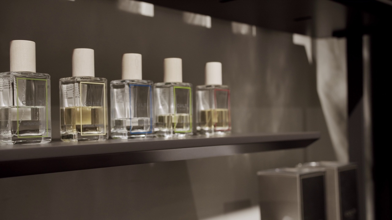 许多室内香水瓶，现代房间香水在舒适的公寓。视频素材