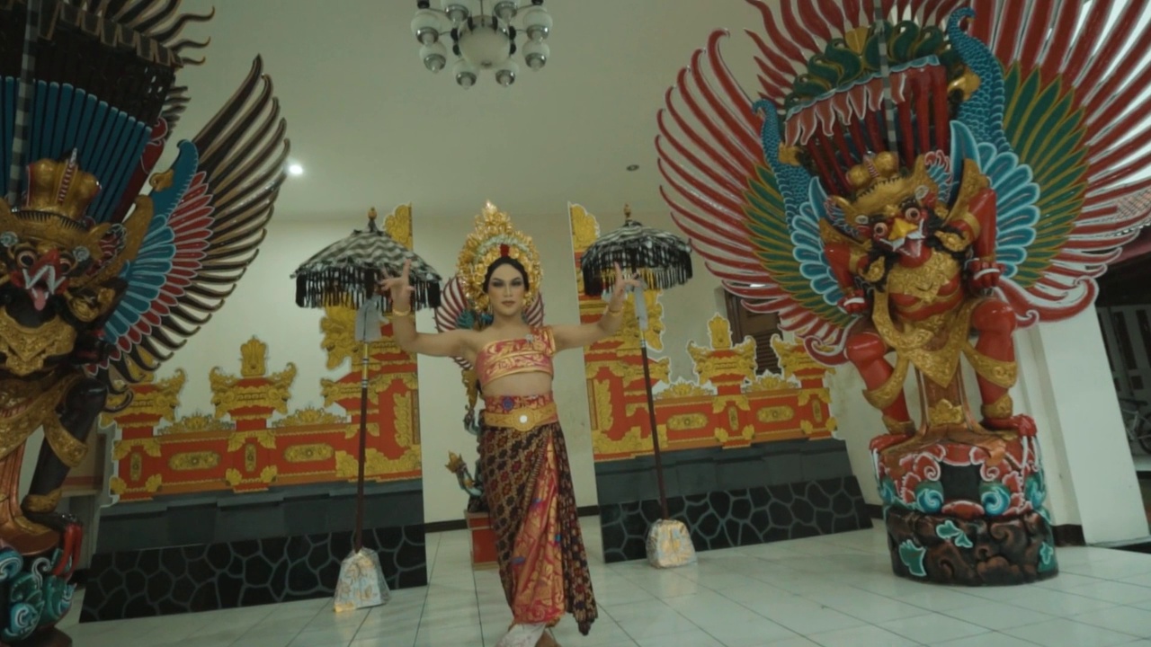 在艺术表演中，美丽的亚洲女子穿着迷人的巴厘岛服装跳舞视频下载