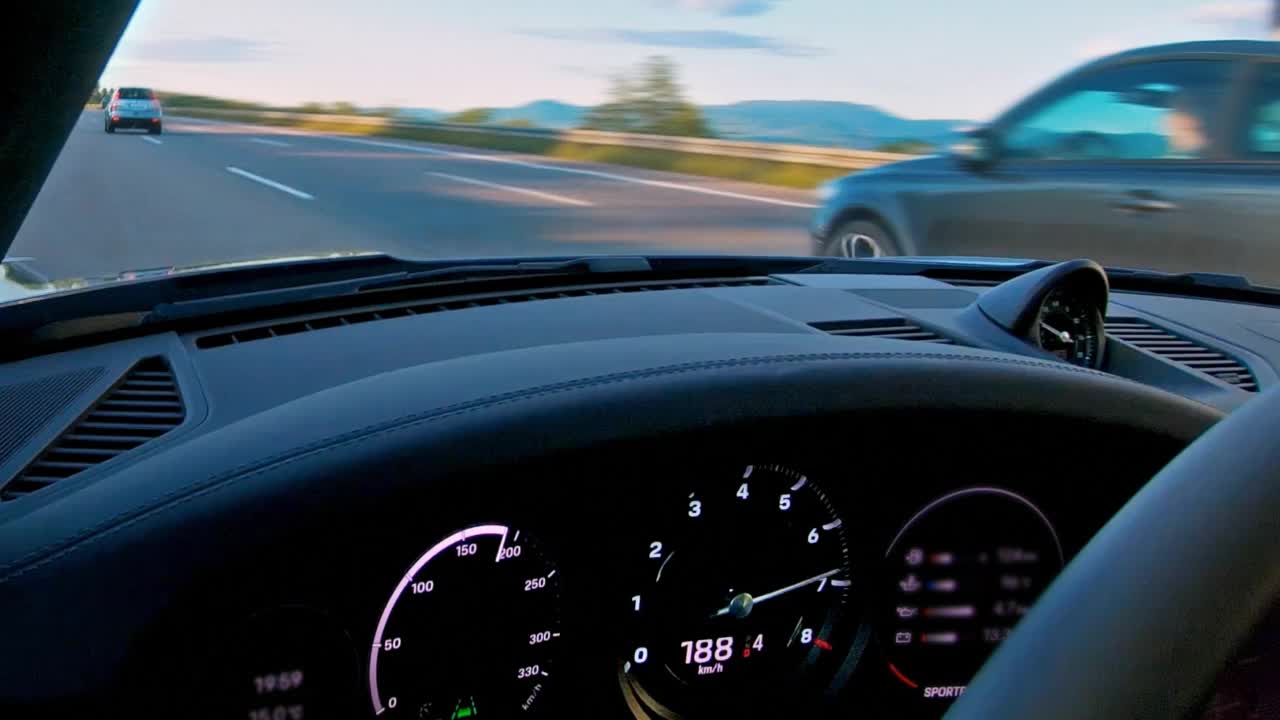 在没有速度限制的高速公路上快速行驶视频下载