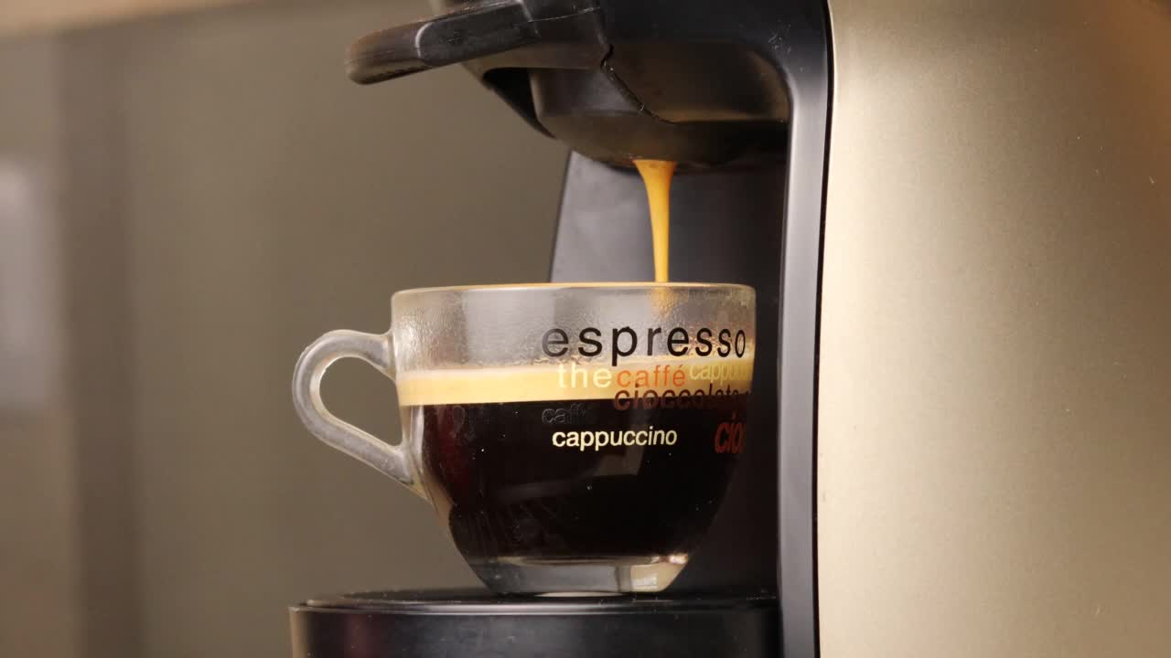 一杯意式浓缩咖啡里满是咖啡。视频素材