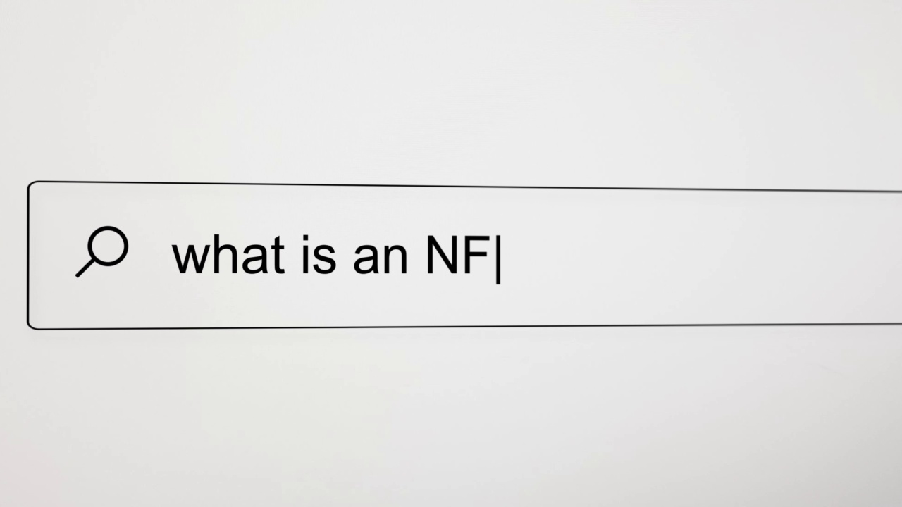 在电脑屏幕上的互联网搜索引擎浏览器中搜索“什么是NFT ?”，分辨率为4K。视频素材