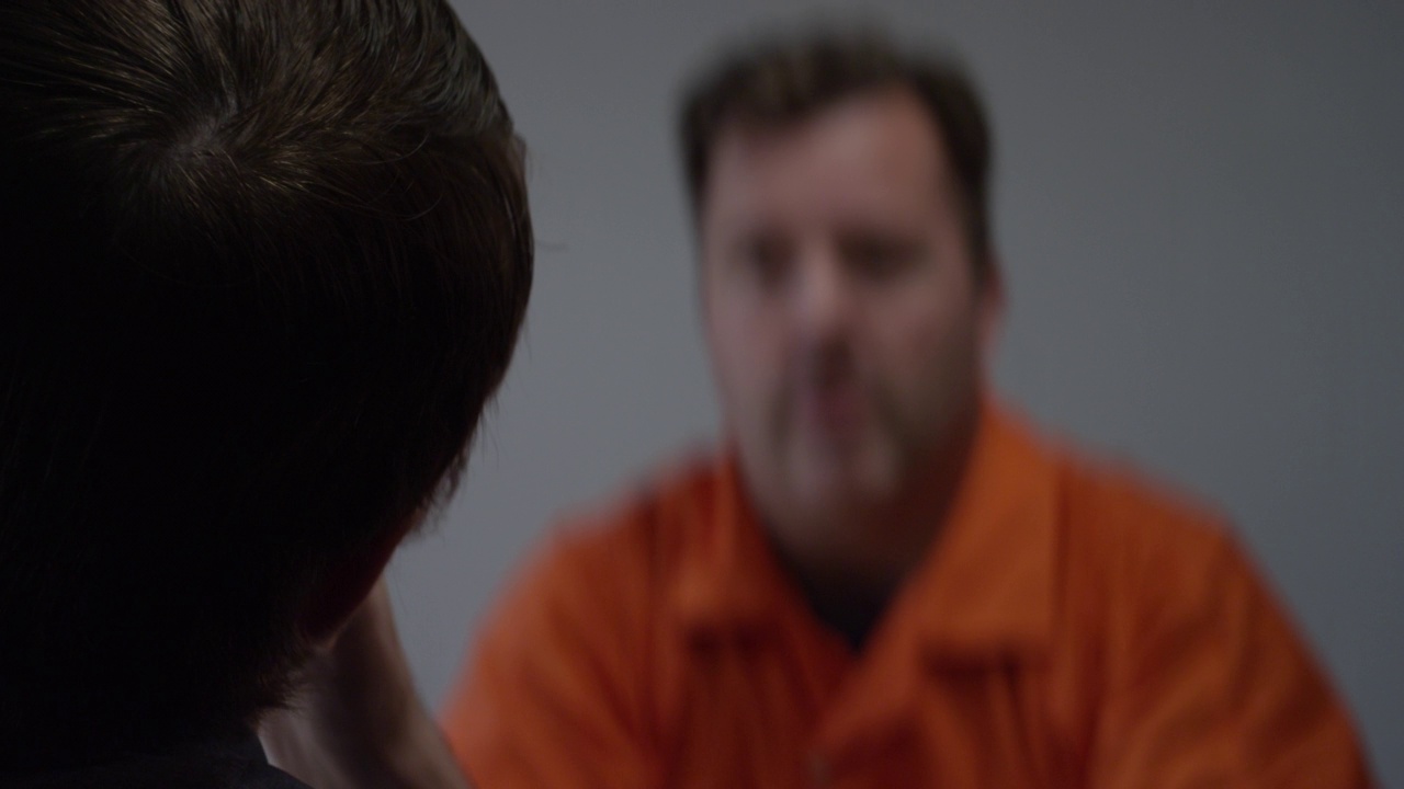 一名囚犯與另一名男子交談時被警衛帶走視頻素材