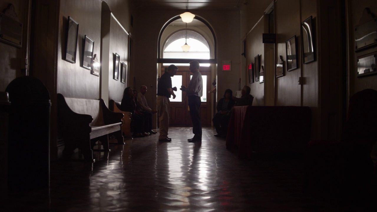 一名男子走進走廊，傳遞消息視頻素材