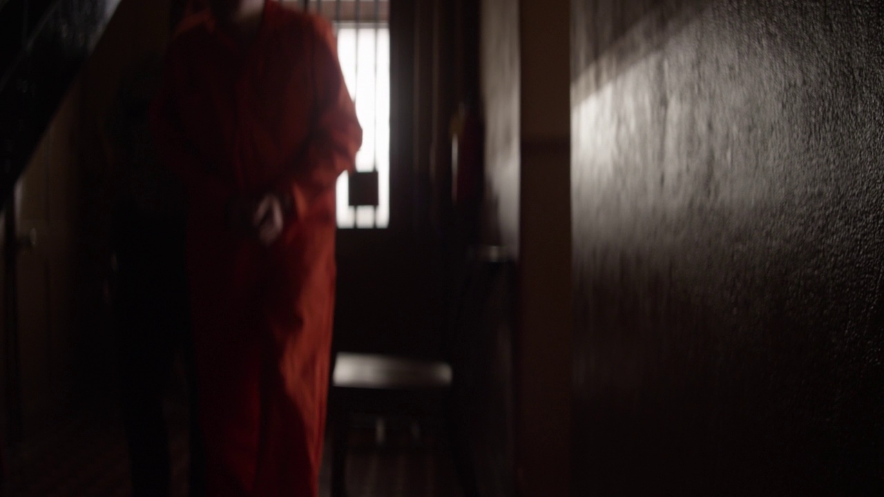 監獄看守護送一名囚犯上樓梯視頻素材