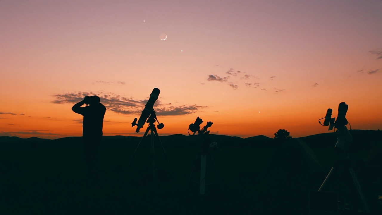 人们用天文望远镜、天文摄影相机和双筒望远镜观察夜空。视频下载