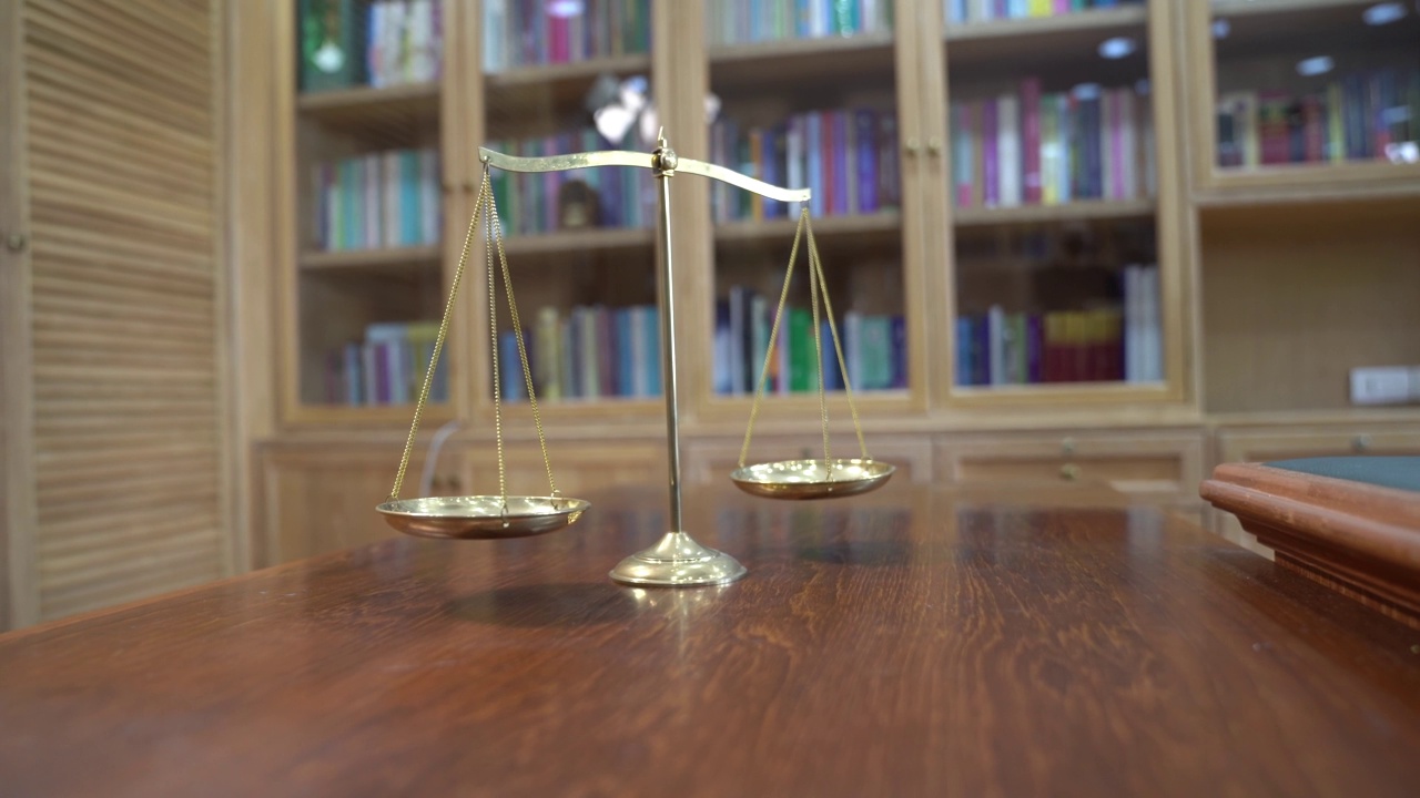 在亚洲的木质图书馆前的木质桌子上摆放着带有复古情调和色调的金色刻度。视频素材