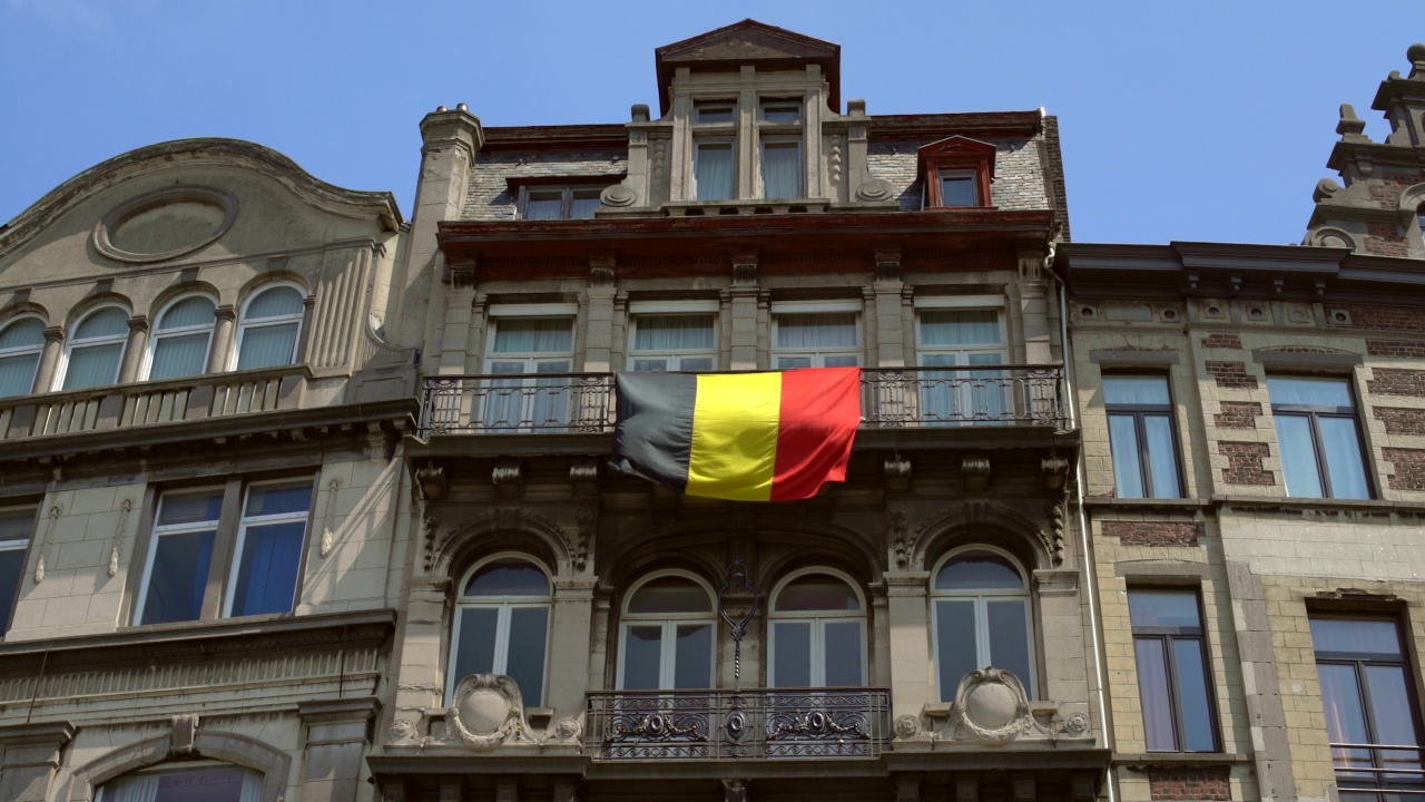位于布鲁塞尔的一座挂着比利时国旗的老房子视频下载