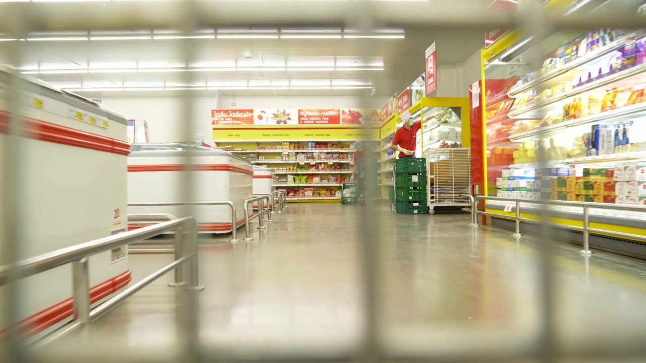 超市里的步行购物车视图。视频素材