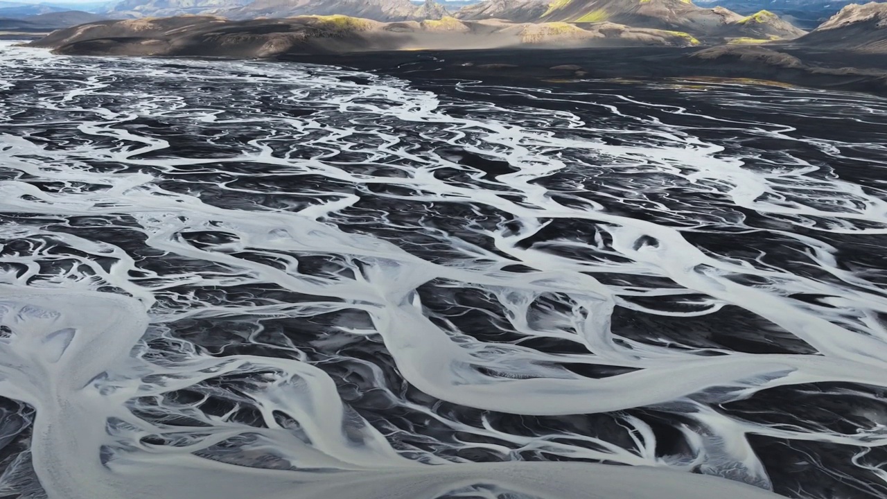 用抽象的编织河流纹理绘制的洪水冰川平面的高角度视图。视频素材