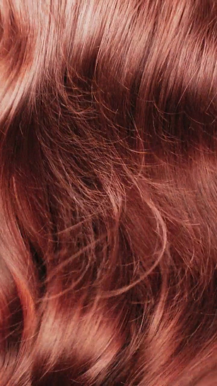 特写的卷曲闪亮的红色头发视频素材