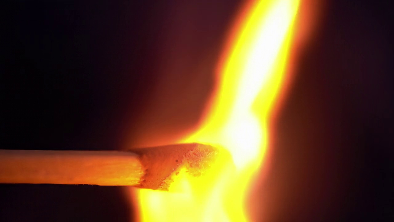 燃烧的火柴，点燃，慢动作的火焰视频素材
