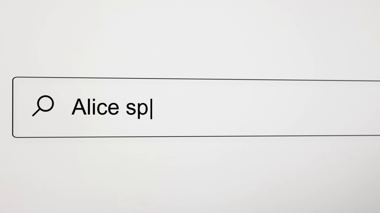 在电脑屏幕上用互联网搜索引擎浏览器搜索“Alice spring”。4K分辨率。视频素材