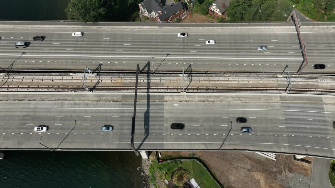 华盛顿州I-90号东海峡大桥上行驶的车辆视频素材