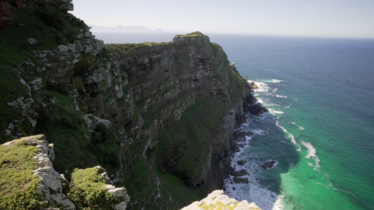 在Cape Point，陡峭的石崖插入蓝色海洋的戏剧性景观。视频素材