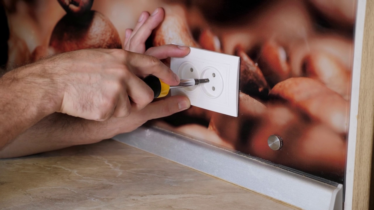 电工在厨房安装或修理插座的特写。视频下载