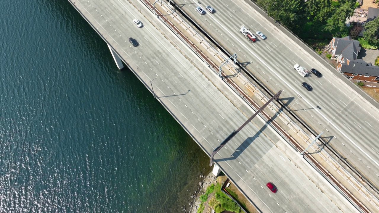 华盛顿州I-90号东海峡大桥上行驶的车辆视频素材
