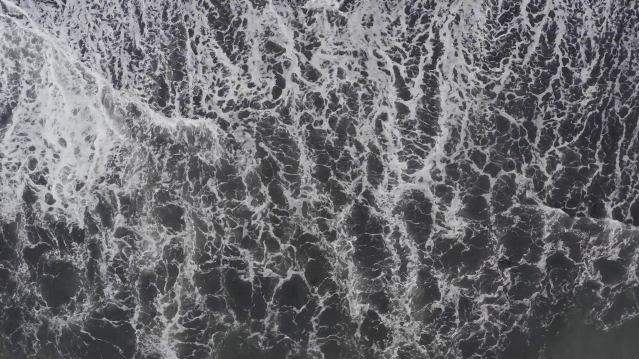 无人机俯瞰冰岛的海浪和黑色沙滩视频素材
