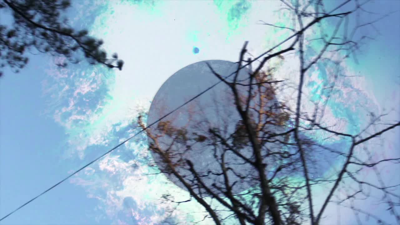 UFO超自然现象目击黑洞月亮在天空手持相机发现镜头风格视频素材