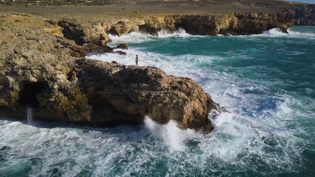 4k无人机-地中海海浪撞击马耳他崎岖的海岸。视频素材