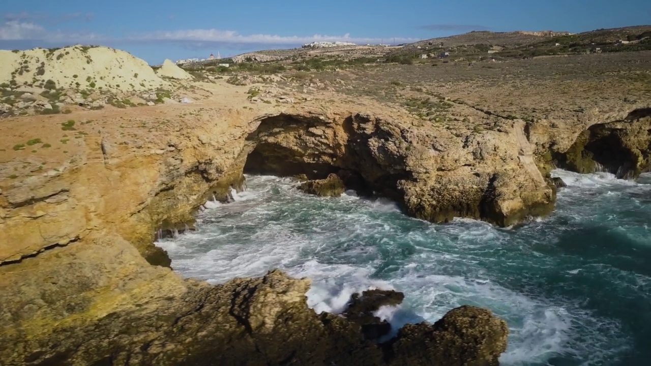 4k无人机-地中海海浪撞击马耳他崎岖的海岸。视频素材