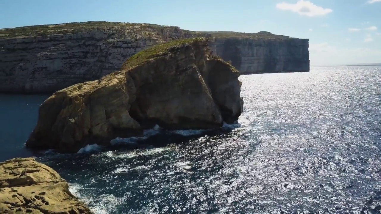 4k无人机-戈佐岛的巨大悬崖。地中海国家马耳他视频素材