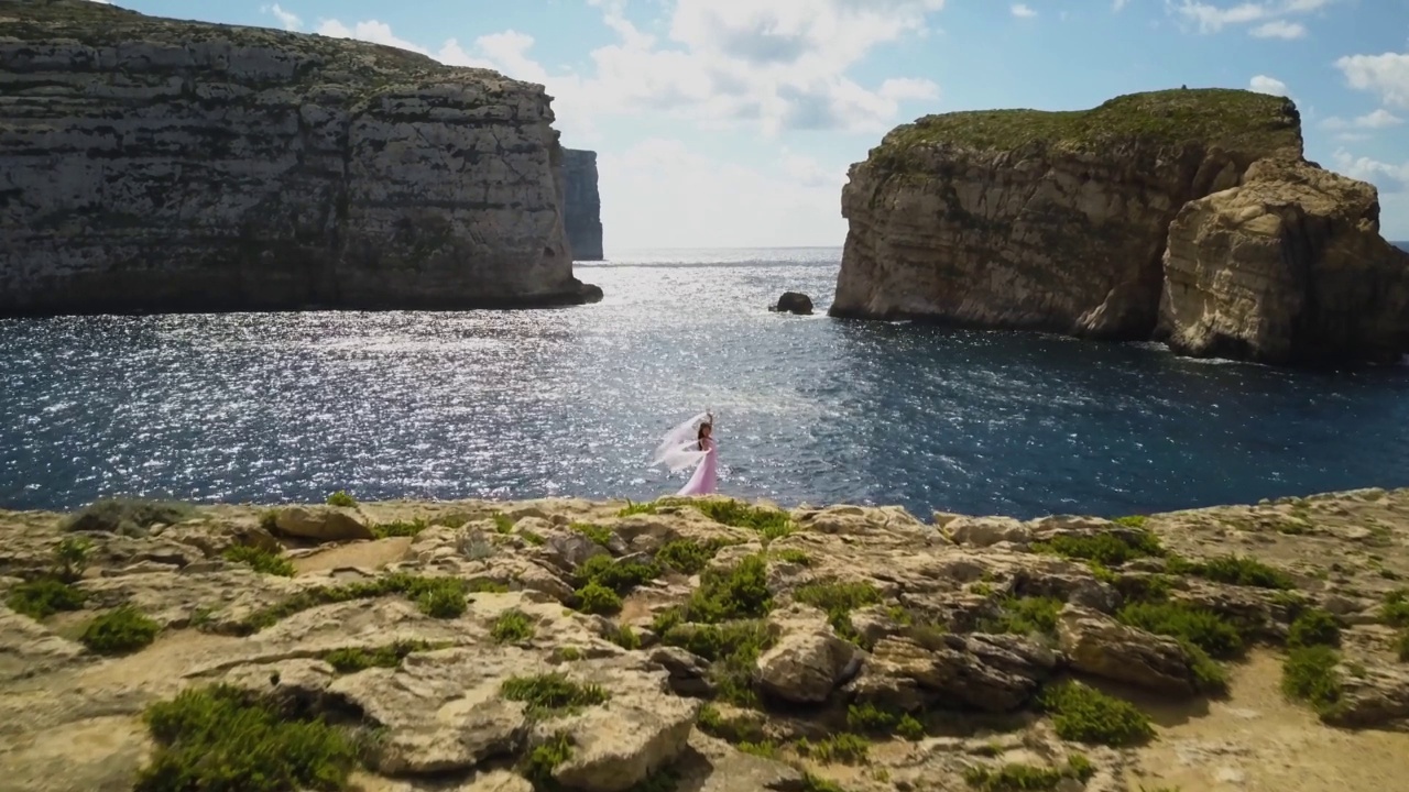 4k无人机-戈佐岛的巨大悬崖。地中海国家马耳他视频下载