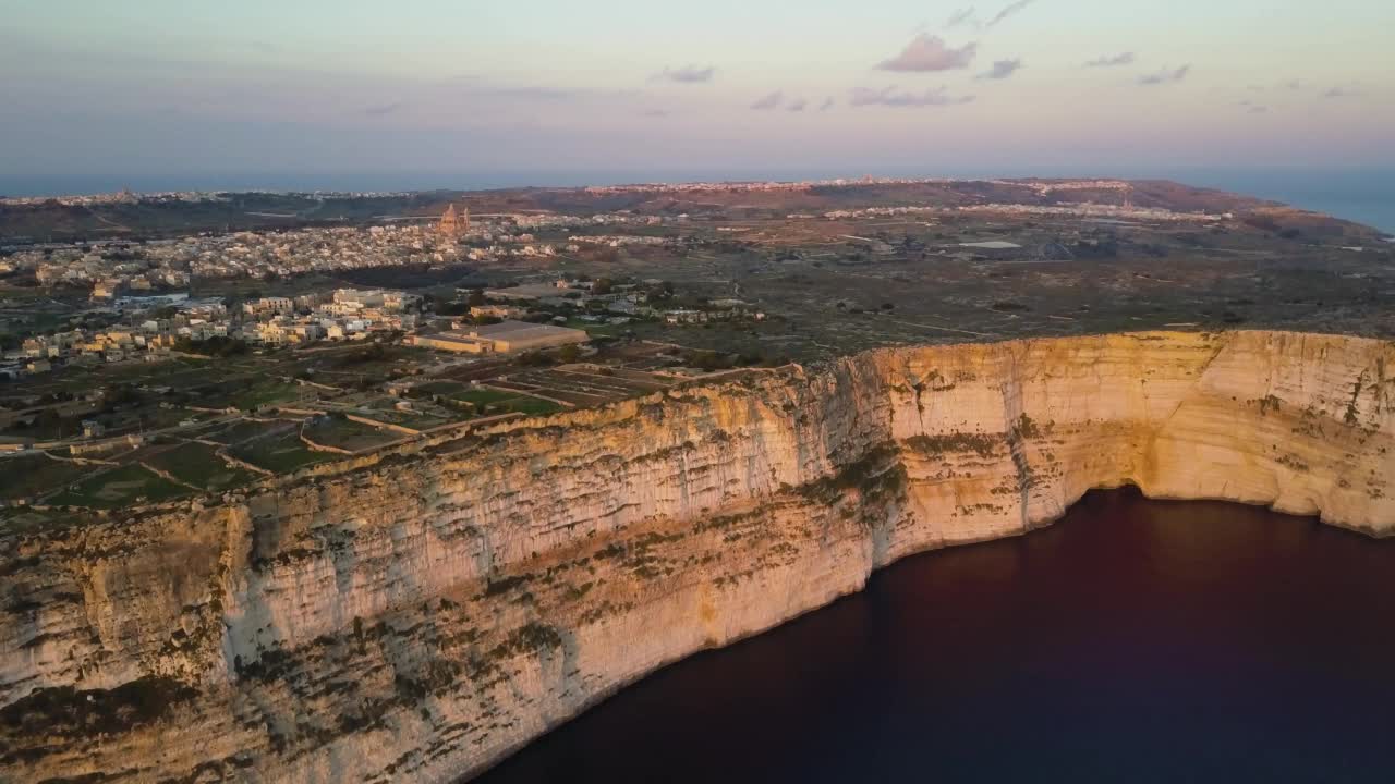 4k无人机镜头-著名的塔Cenc悬崖的戈佐岛，马耳他在日落。视频素材