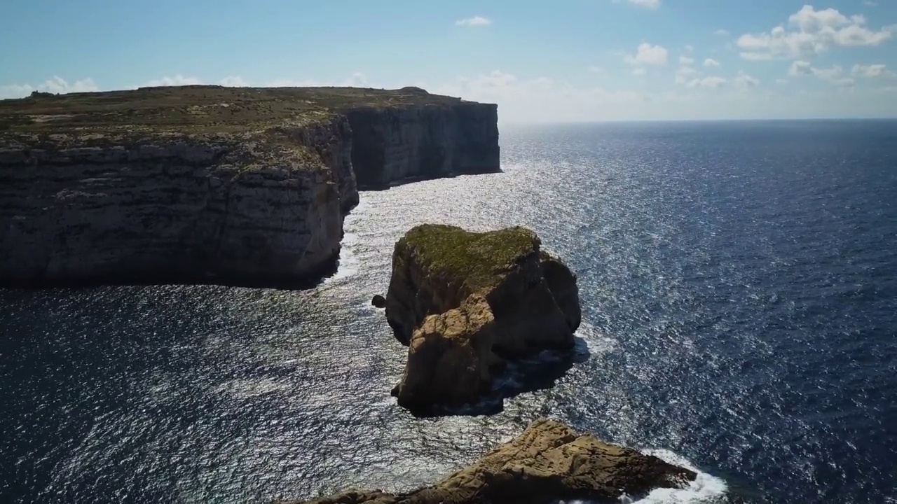 美丽的戈佐悬崖，马耳他。4k无人机镜头视频素材