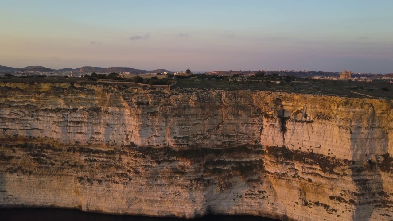 4k无人机镜头-著名的塔Cenc悬崖的戈佐岛，马耳他在日落。视频素材