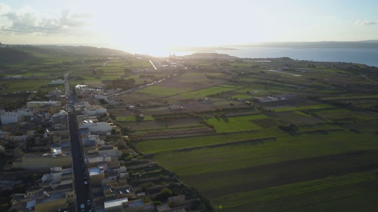4k无人机-日出-日出时的农田和海岸线。马耳他的戈佐岛视频素材