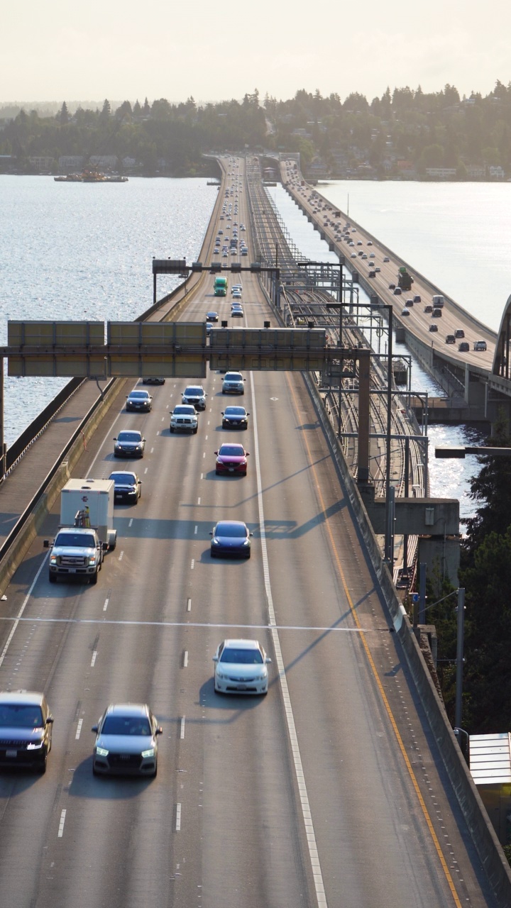华盛顿州I-90浮桥上的交通视频素材