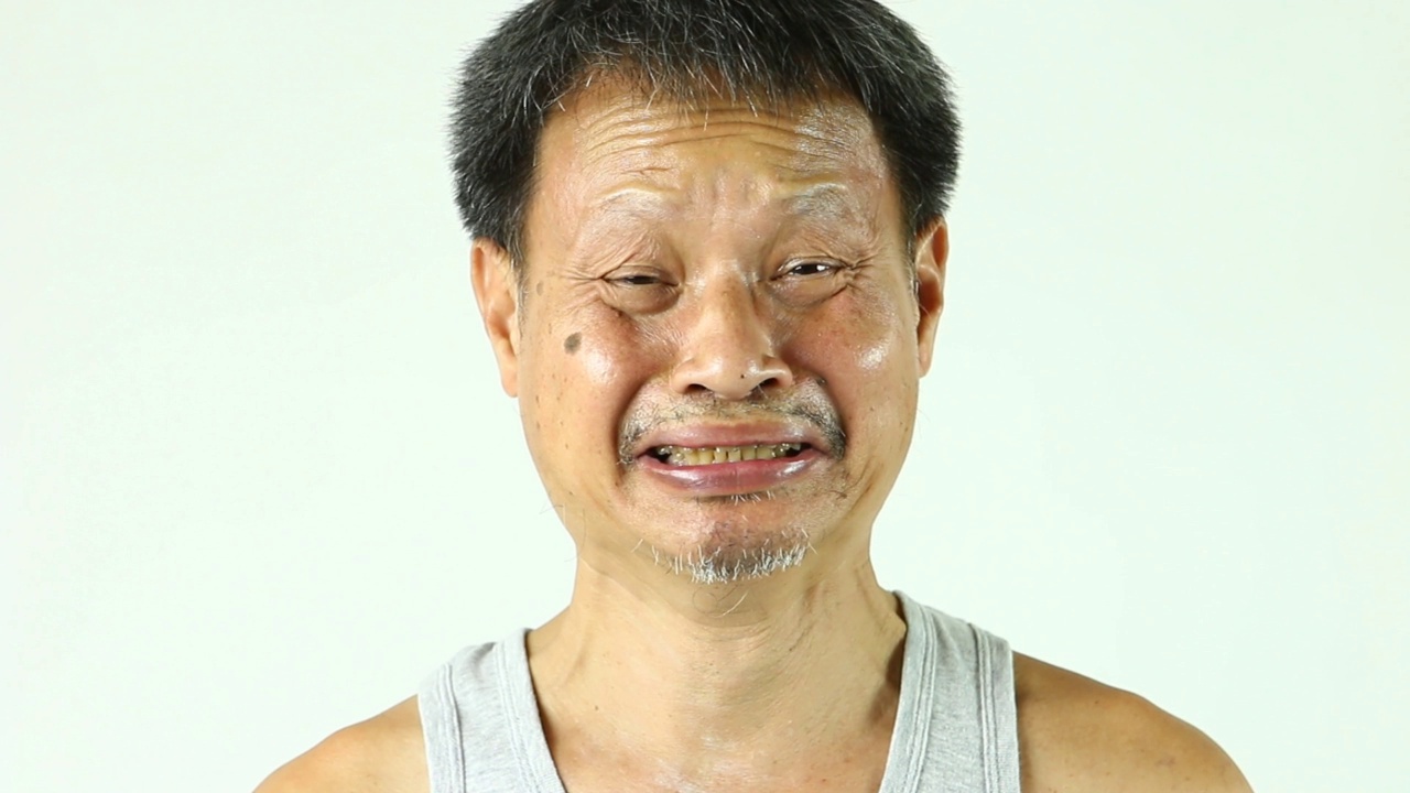 泰国男子在白色背景下哭泣视频素材