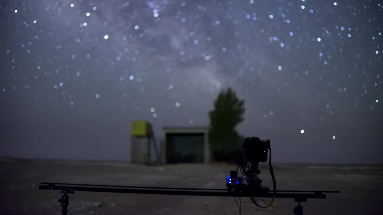 4K滑块相机在沙漠中拍摄的模糊银河运动延时。视频下载