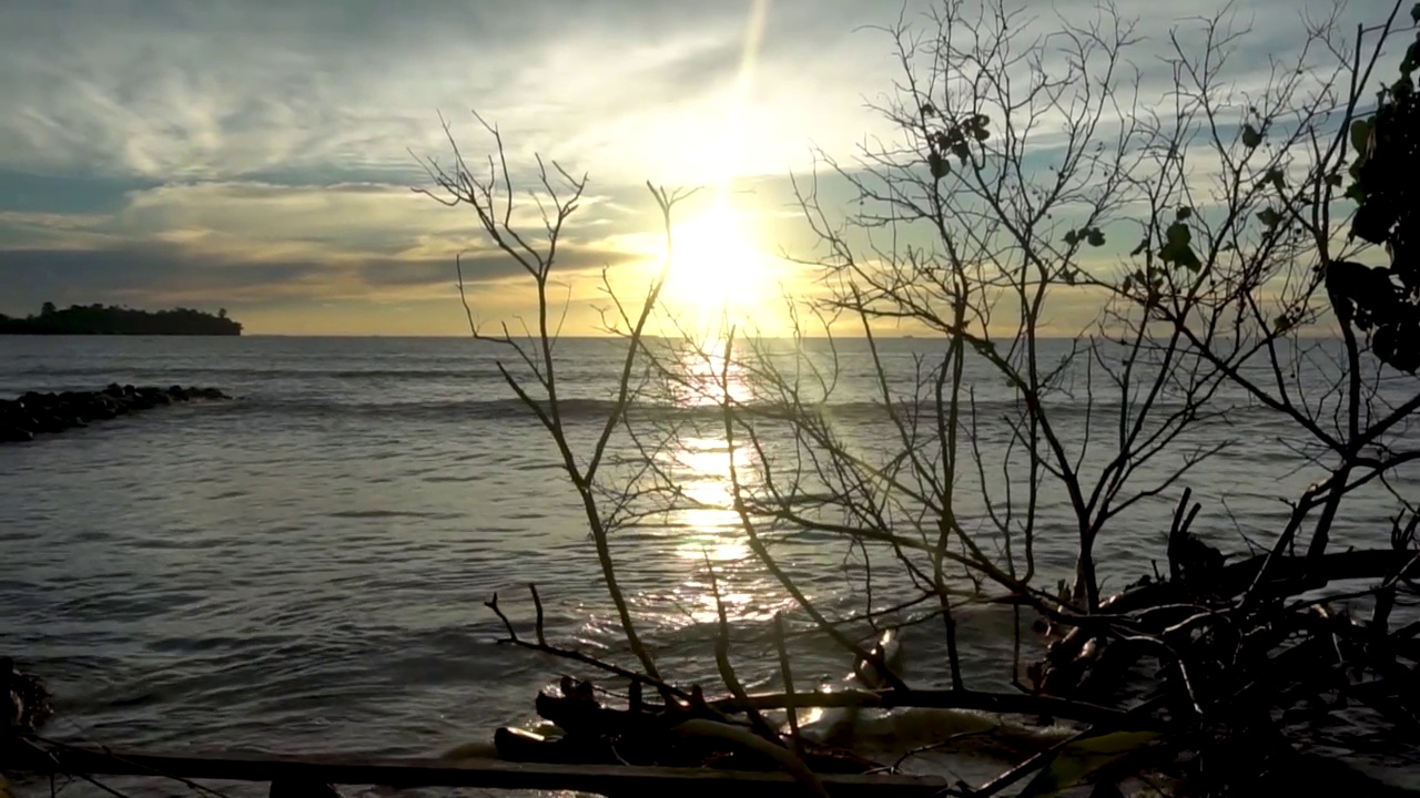 日落前的海滩上的氛围与剪影景观视频素材