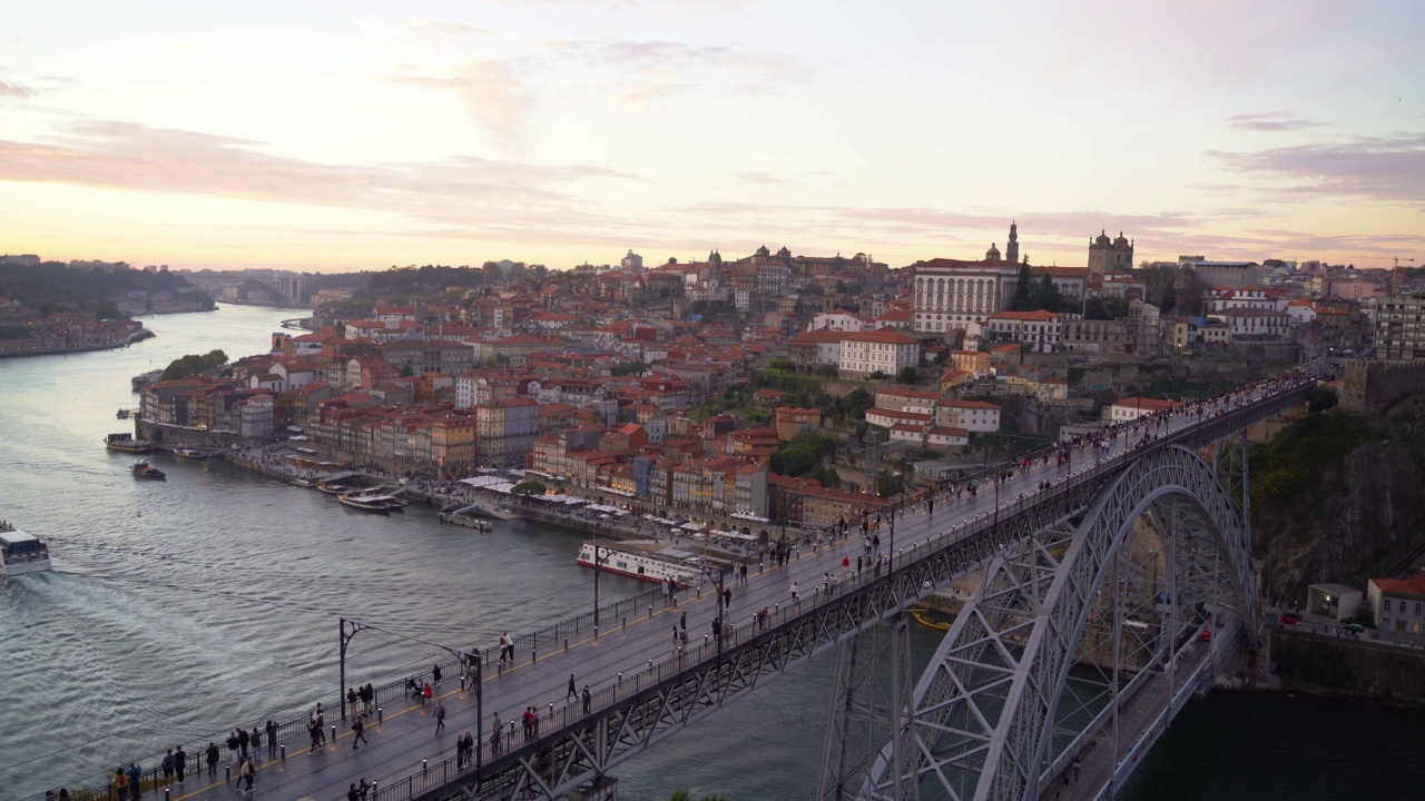 日落，波尔图，波尔图，多姆路易斯一世桥，杜洛河，老城，葡萄牙视频素材