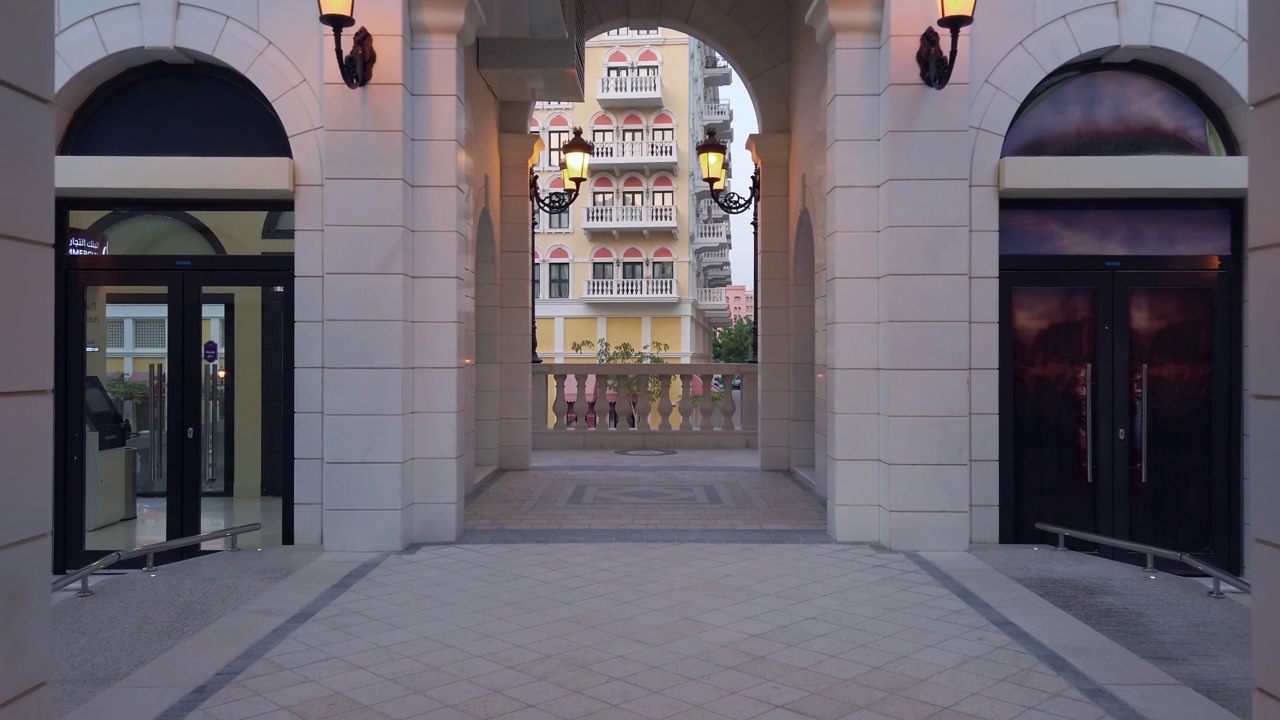 被称为卡塔尔明珠的卡纳特区是多哈威尼斯的通道、桥梁和建筑的复制品视频下载