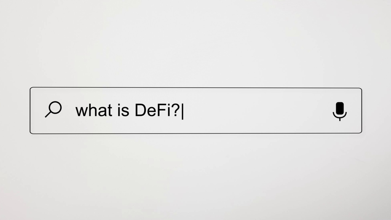 在电脑屏幕上的互联网搜索引擎浏览器中搜索“什么是DeFi?”。视频素材