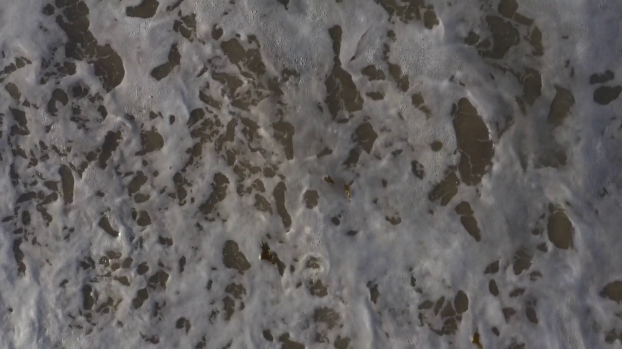 4K无人机库存视频的海滩就在马里布海滩北部视频素材