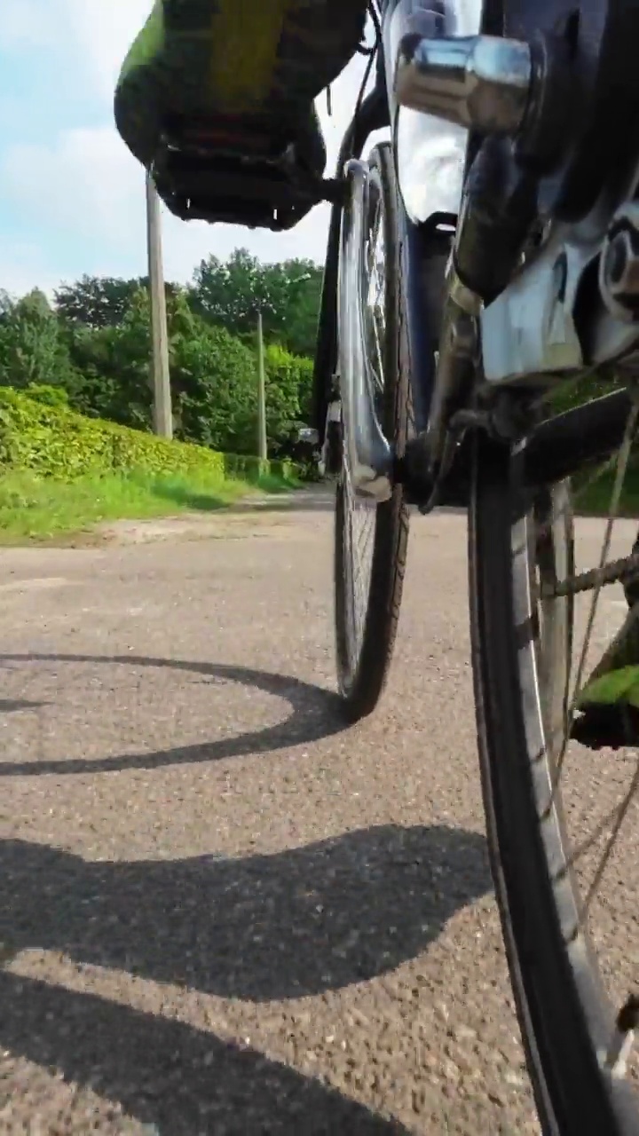 骑自行车的人的腿。视角低视频下载