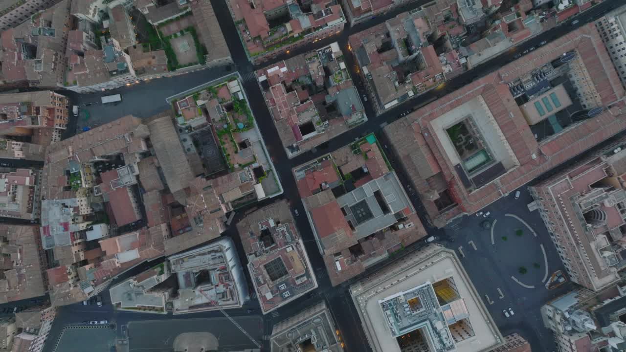 空中滑梯和带圆顶的大教堂的镜头。梵蒂冈城纪念圣彼得大教堂。罗马,意大利视频下载
