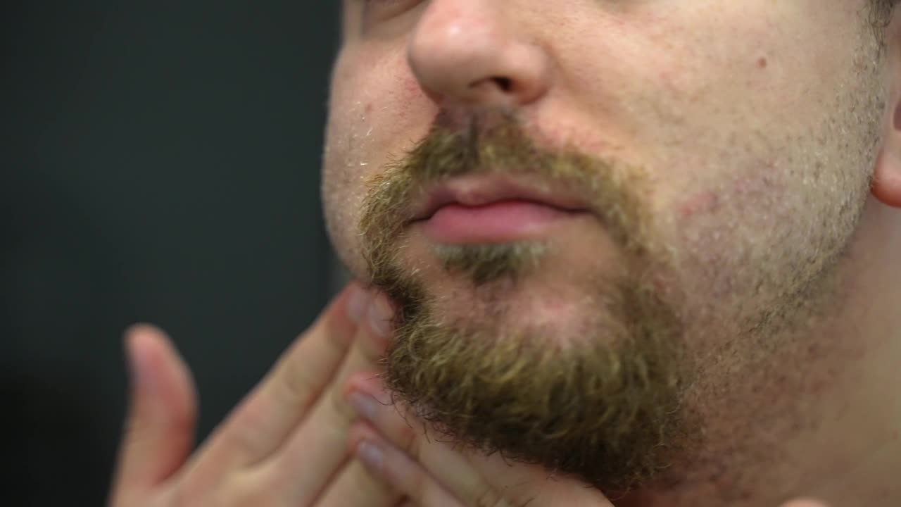 剃须后面部皮肤按摩，男士用润肤油平滑刺激皮肤，用一次性剃刀去除鬃毛后做圆周运动舒缓刺激皮肤视频素材