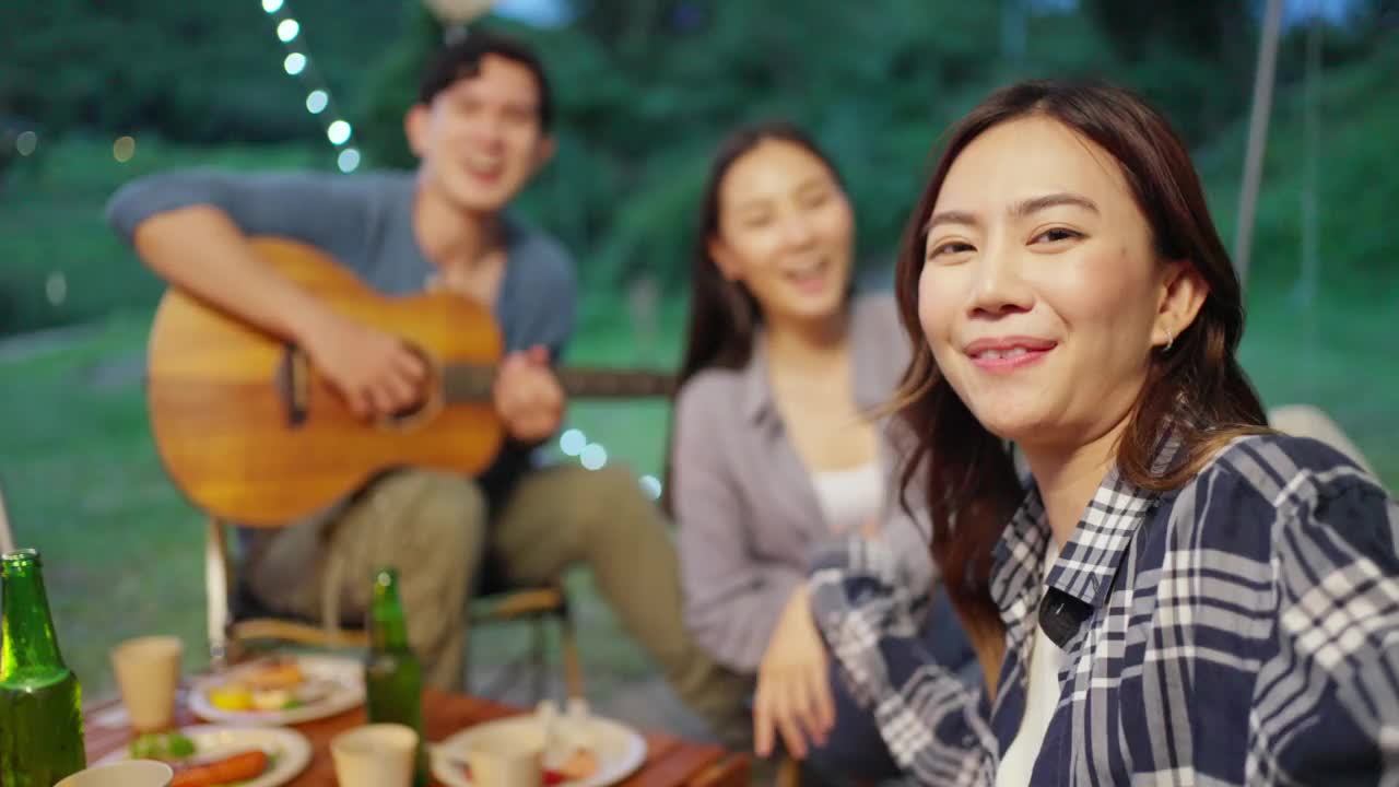 一群亚洲朋友在暑假野营时用手机自拍视频下载